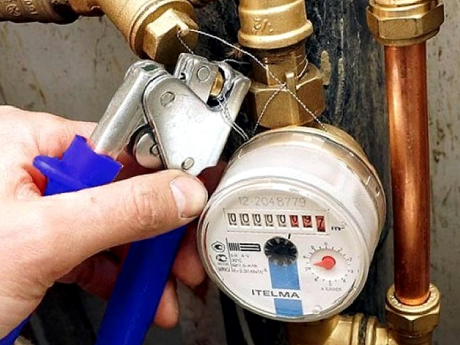 Опломбированный счетчик воды крупным планом